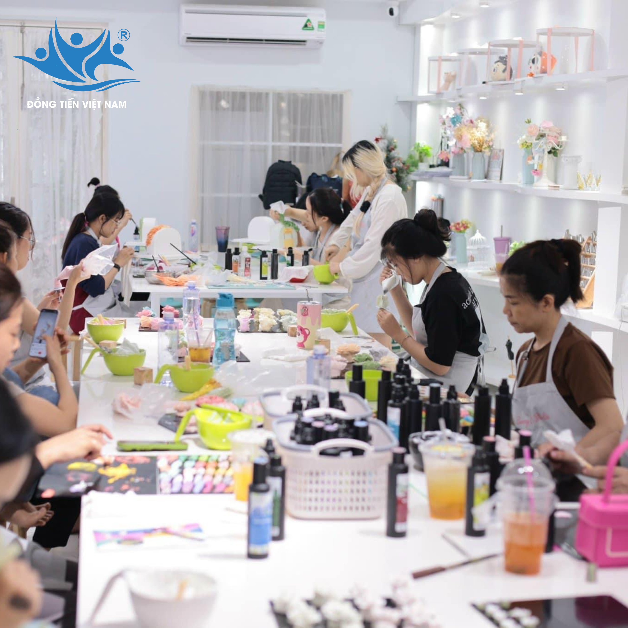 khách dùng màu siro unicorn